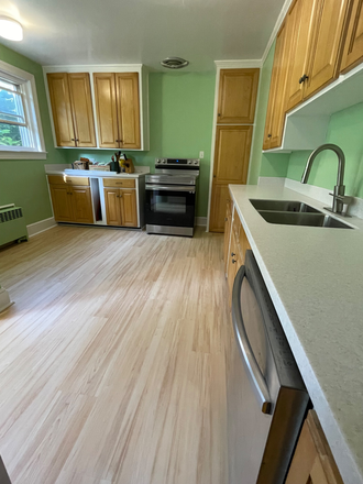 Kitchen - Cozy 1B Walking Distance to Grounds