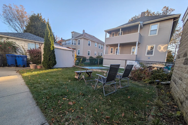 common backyard - 3 bed, 2 bth, off-street parking, backyard -- 11 min walk to Alewife Red Line