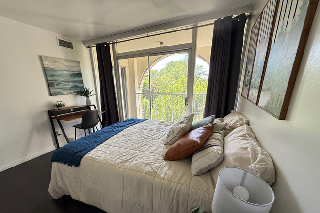 Bedroom - Spacious Modern-Style Furnished Private Guy Room Floor to Ceiling windows - 3 block from U campus Apartments