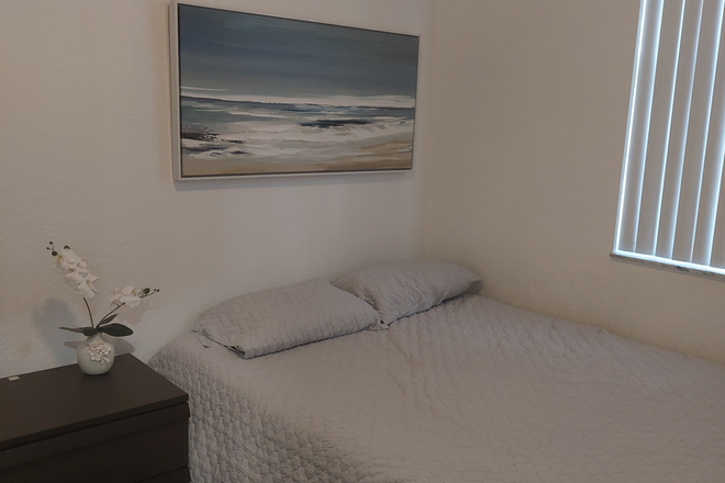 Queen size bed - Room for rent, walking distance to everything!!