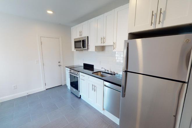 Hub Realty - Beautiful and spacious front facing 2 bedroom with balcony, easy access to the Green line Apartments