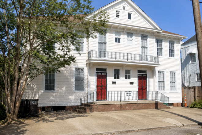 Outside Street View - Summer & Fall Semester House Easy Walk to Campus & Large Room Around 180 Square Ft. Apply Soon