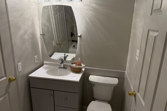 Full bathroom (shared space) - Franklin Mills Townhome