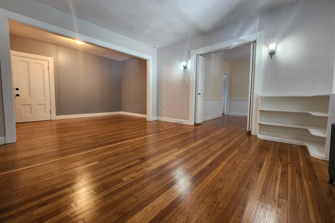 Living room - Commuters: Spacious 1,100 sq ft 2BR Great Quincy location - 5 Min Walk to Red Line - Heat included