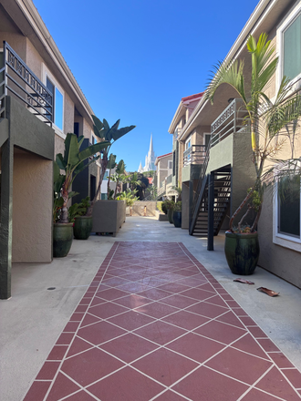 Outside - Private room and bathroom minutes from the UCSD main campus and Hospital