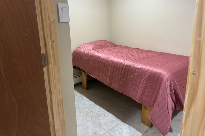 Twin bed in 11x6 bedroom with door - Room in a house close to BC, 57, 501, 64, B Line