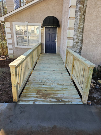 Entryway - Close to the University on Shiloh Duplex