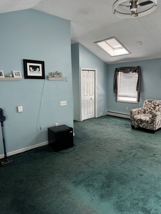 Bedroom - 400 SQ FOOT BEDROOM PRIVATE BATH IN SINGLE FAMILY HOME