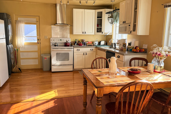 Shared kitchen - Room for Rent in Quiet Home