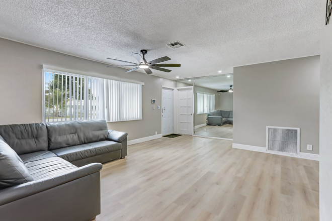 Living room - Rooms For Rent Close to Campus