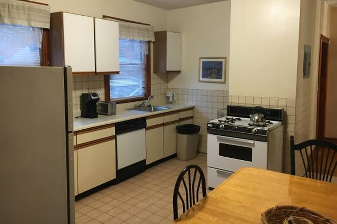 - - No Broker Fee!! Close to Campus! 3.5 Bed 2 Bath w/ Heat & Hot Water Incld, Laundry in Unit