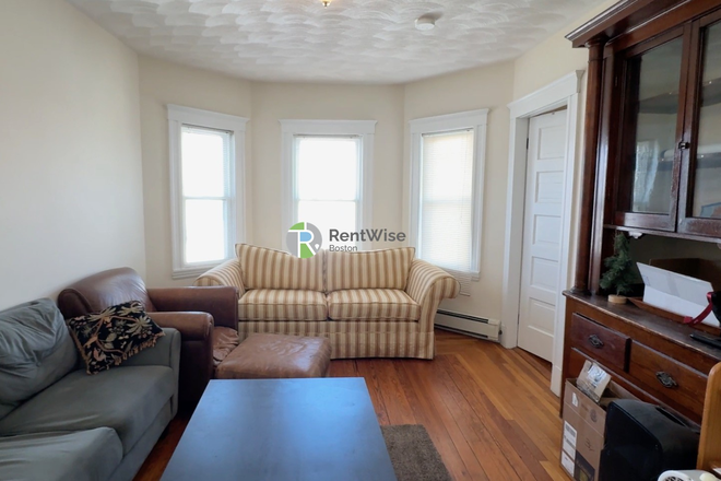 1 - 9 month GEM! Perfect for Tufts Students- NO BROKER FEE! Triplex