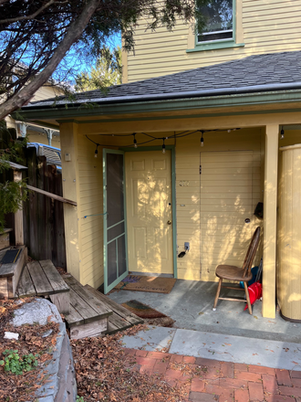 Private entrance - Clean & quiet one bedroom apartment in Bellefonte Victorian home