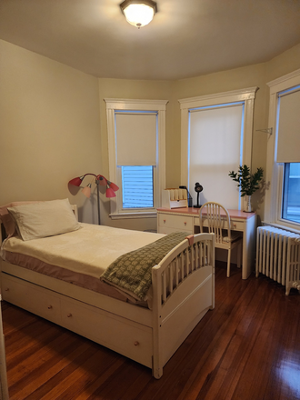 Bedroom - FRNSHD BDRM in priv. apt/home, 6 min walk to free BC SHUTTLE & MBTA Greenline trains to Boston