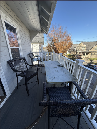 Front porch - 5 or 6 Bed Spacious Property Near Tufts