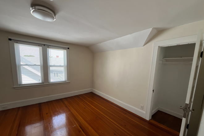Living room - Two bedrooms available, 15 minute walk from campus, near grocery Apartments