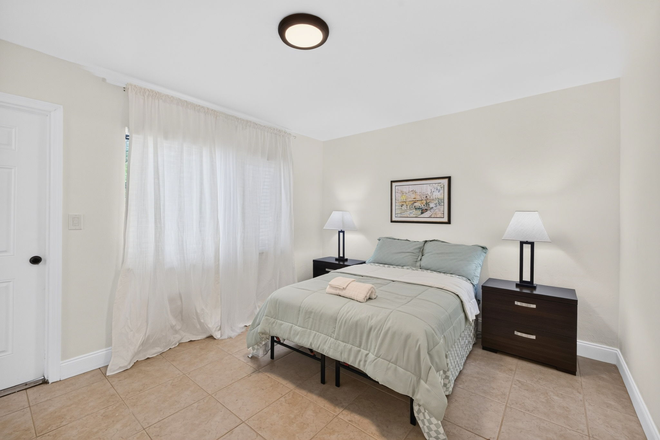 bed 2 - Student housing near LAS OLAS Duplex