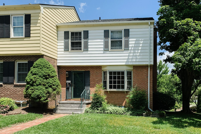 - Charming 3 bed/2.5 bath townhome in Haymarket - Pool Access! *Newly Renovated!
