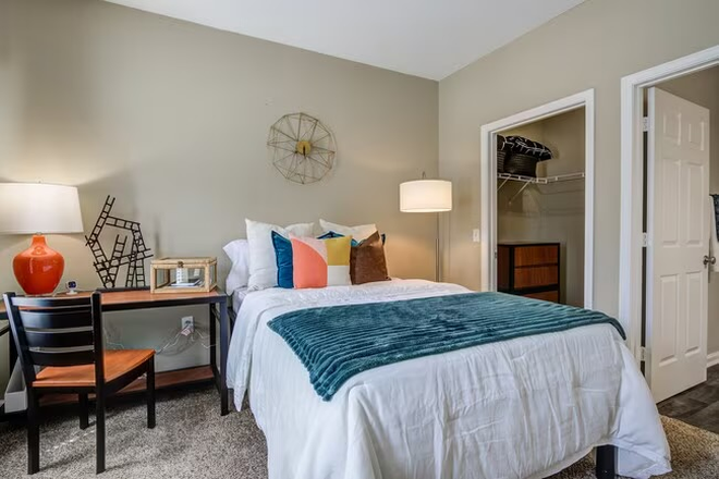 Bedroom - Camps Edge Private Room- Close to Centennial Campus
