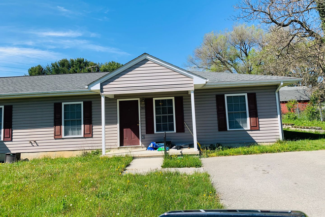 - * RE-RENTAL AVAILABLE 11/21/25 * 3 Bedroom 2 Bath Duplex