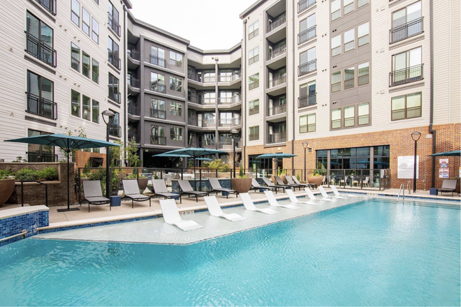 Pool View - Includes Queen Size Bed, 3mi to Campus – Steps from Publix & 5min to MARTA