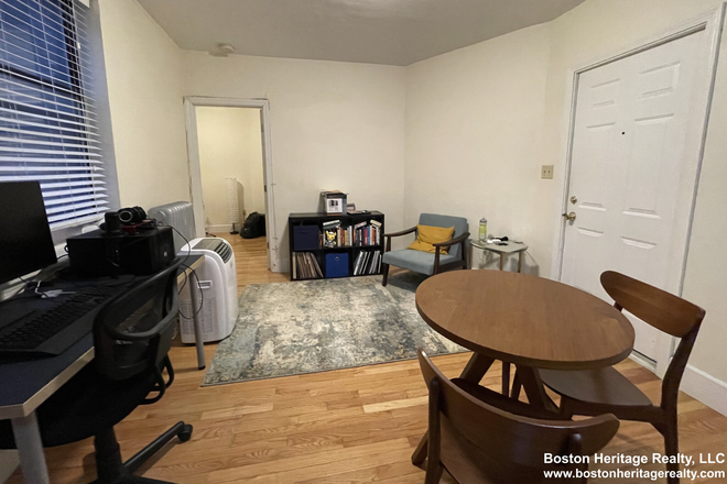 1 - 1 bedroom condo available! 3rd floor, heat/hot water included, NO FEE!