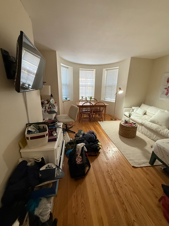 living room - **NO BROKERS FEE!!** Spacious 1 Bed / 1 Bath in Back Bay available 9/1/26!! Apartments