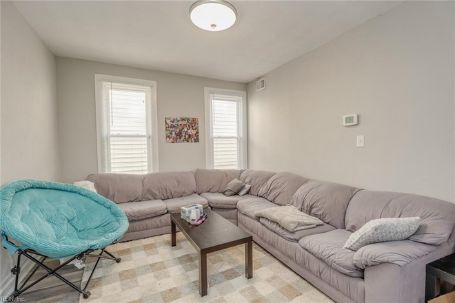 Living Room - Updated 3 Bed 2 Bathrooms House Minutes From ODU