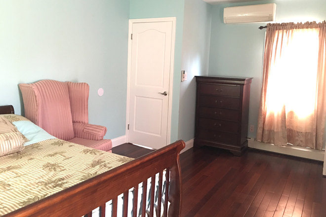 Available room with full size bed - Furnished Room-Millstone Rd-Princeton Junction House