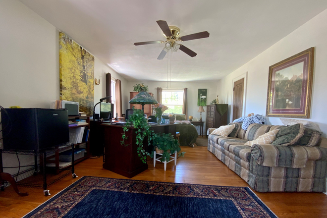 Room C. '$790. Move in August 1, 2026. - AWESOME, peaceful, private home for one lucky grad student. Genial live-in owner. SU a 8-9 min.