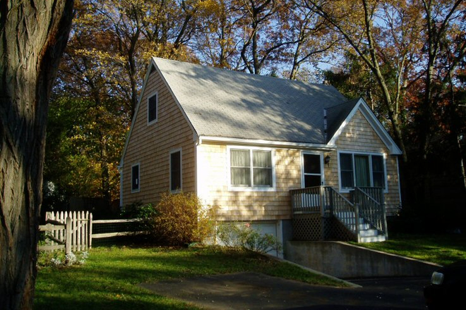 Outside Stret - House rental 10 miles from campis
