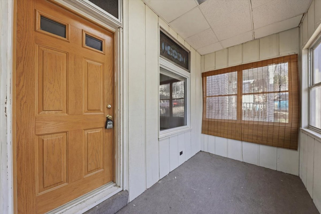Enclosed porch - 427 Warner St / 4 Bedroom 1.5 Bathroom with partially finished basement House