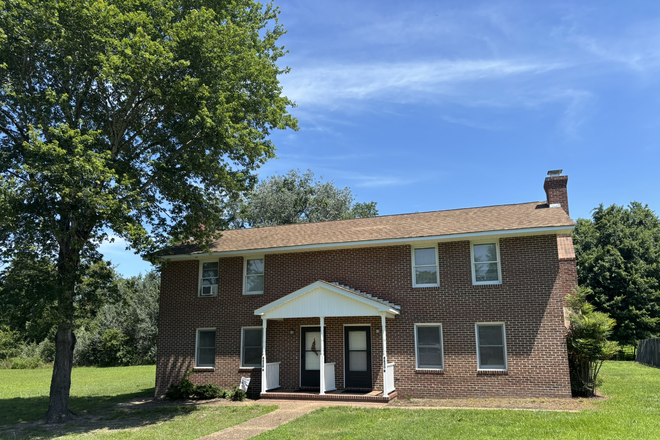 Front of Duplex - Townhouse Duplex Units in James City County - 20 Mins to W&M Campus