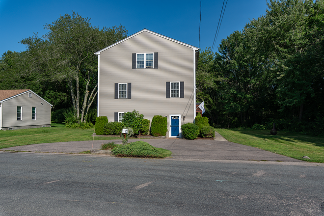 Front of House - Available for a group of 4! 4 Bedroom in Bonnet Shores!
