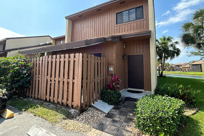 Outside Street View - Comfy townhouse close to NSU campus