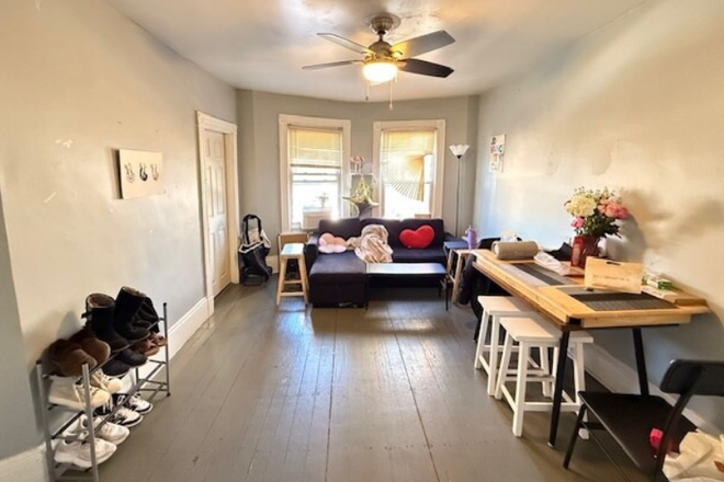 Call NOW for showings! 617-236-8600 - HUNTINGTON AVE - LRG TOP FLR 3BR/1BA W/ LRG LIVING RM, DW, LNDRY IN BLDNG, HEAT INC AVAIL *9/1/2026*