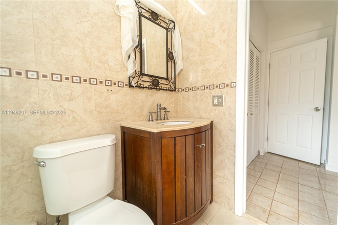 One master bedroom for rent_ Private bathroom and shower. Water electricity, and internet included. Shared Living room, Kitchen & backyard - 1 Master Bedroom for Rent , close to campus and Coconut Metro Station, and Brickell.