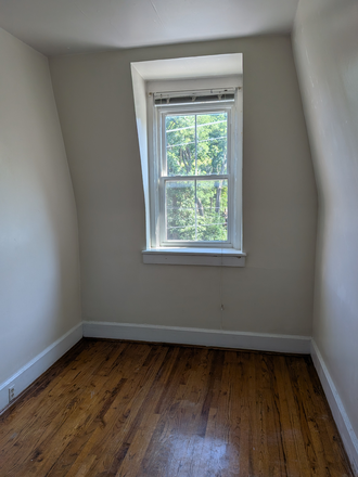 Bedroom - Sublease - 112 E McMillan St. Apt 4