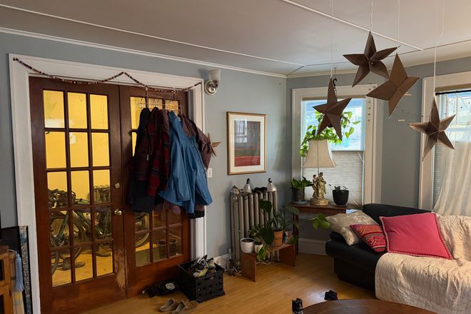Living room - Nice 3 Bedroom Apartment – South End / Lower Hill