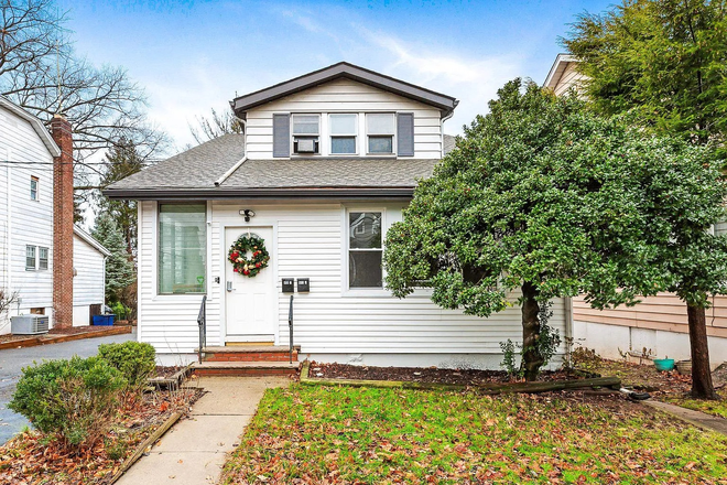 House Front Entrance - 3Bed1Bath Apartment - Large Bedrooms, Laundry Hookup, Huge Closets/Storage, Parking Included