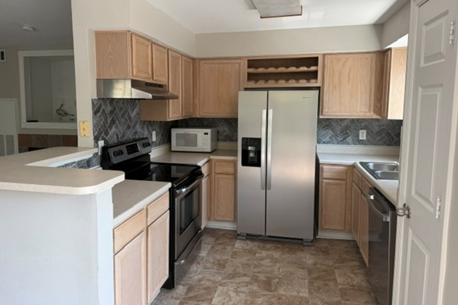 Kitchen - The Peninsula - Split It With a Roommate. Stay Under Your Housing Allowance. Live Minutes From MUSC.