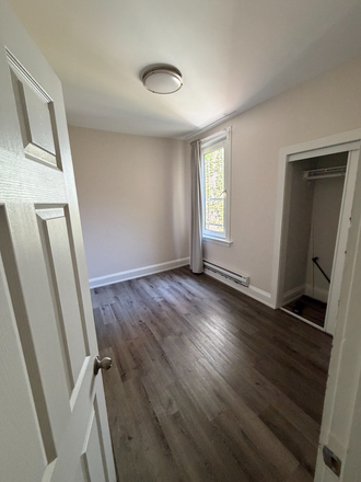 bedroom unfurnished - Private room, 1 year lease, 5 bedroom females, looking for another non-male housemate, laundry incl.