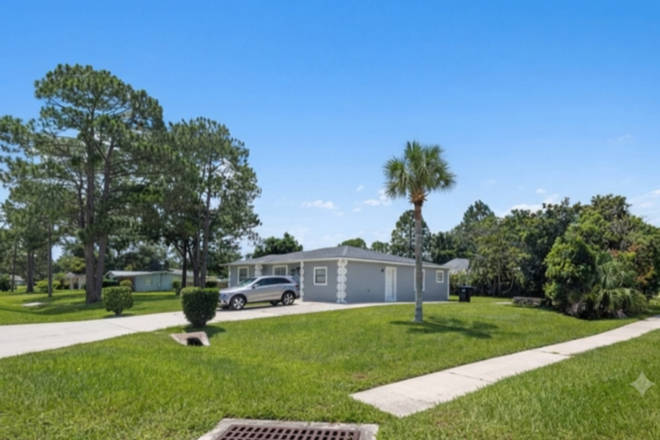 Exterior.. No neighbor on the right! - Only One Private Room Left! Brand New Bath! Minutes from UCF!
