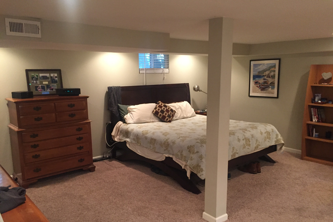 Queen size bed - 800 sf basement unit walking distance to DU