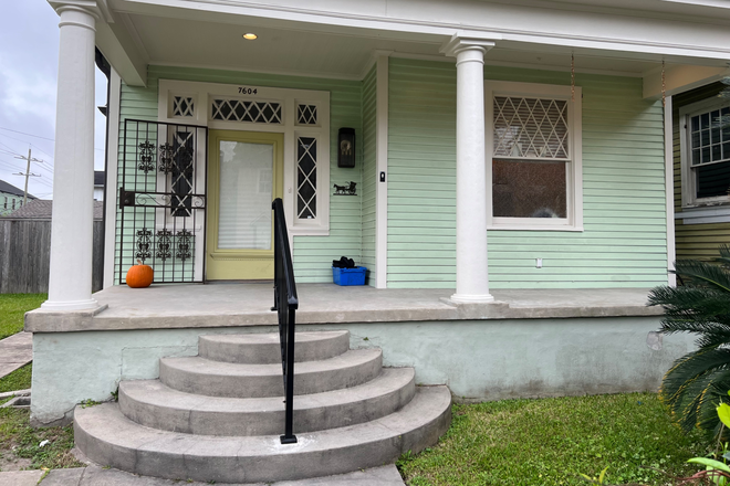 Outside view - Freret Street Dream Cottage Large Yard. Security System. Close to Maple Street and Carrollton. Apartments