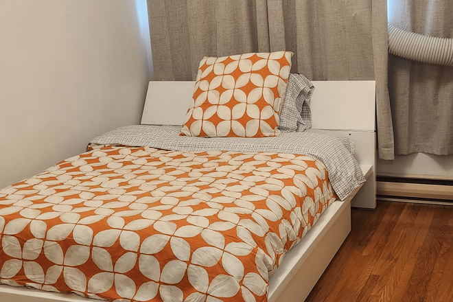 Private Bedroom - (FOR FEMALE) Private room for rent in a shared townhouse at London Green Court