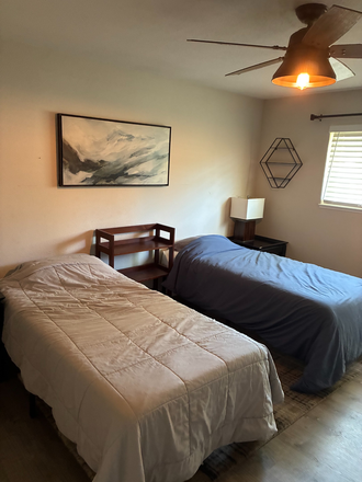 Master bedroom with two XL Twin beds - Quiet home, Master Bedroom w/ensuite full bathroom (single or double occupancy), co-ed house