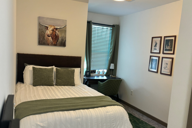 Bedroom - Sublease at Stanhope Student Apartments