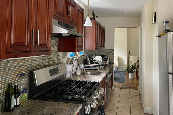 Kitchen - SPACIOUS ROOM in a 6 bed/3 bath in a 3-story house