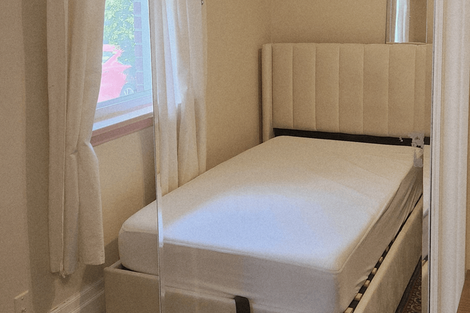 Private Bedroom - Private room for rent in a shared basement at Combe Avenue